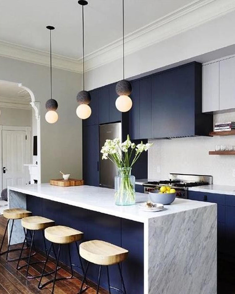 WOMO Pendelleuchte mit weißer und schwarzer Glaskugel – WM2086