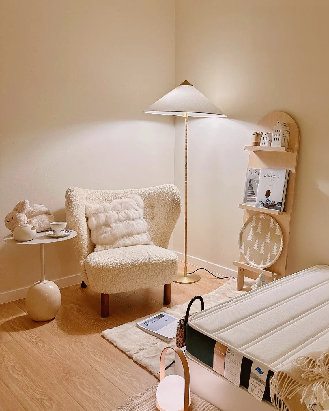 WOMO Kegel-Stehlampe aus Rattan und Stoff - WM7095